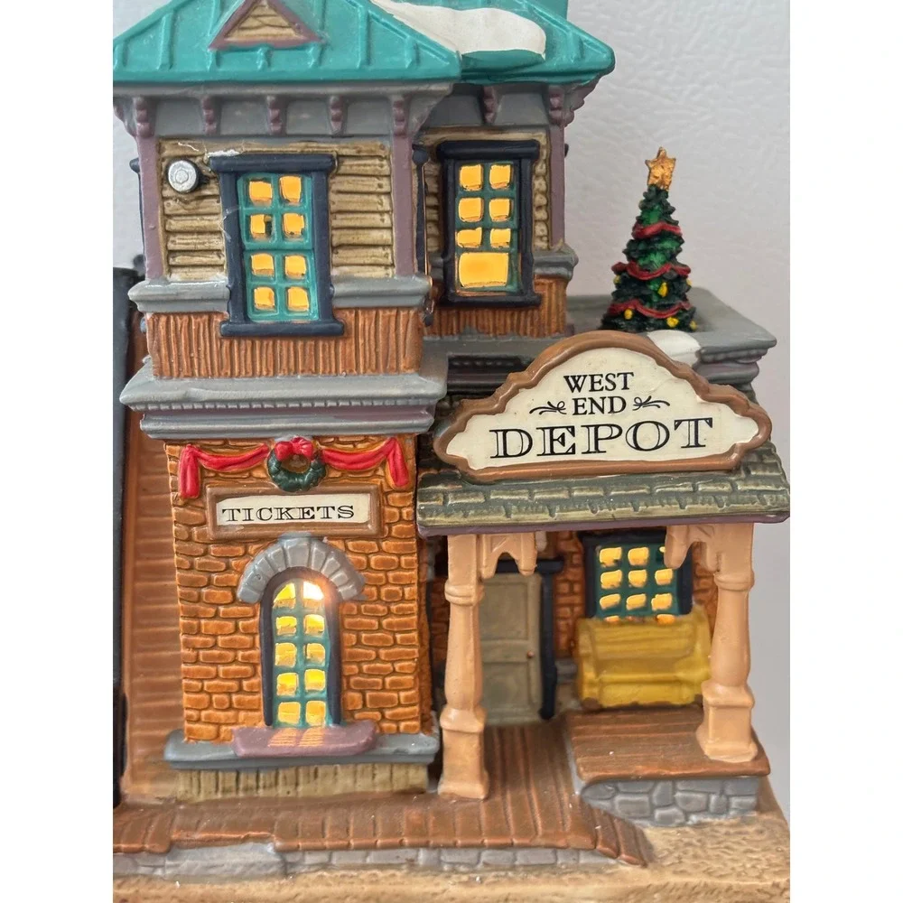 Vintage Caddington West End Depot Christmas Village Lighted Train Station‎